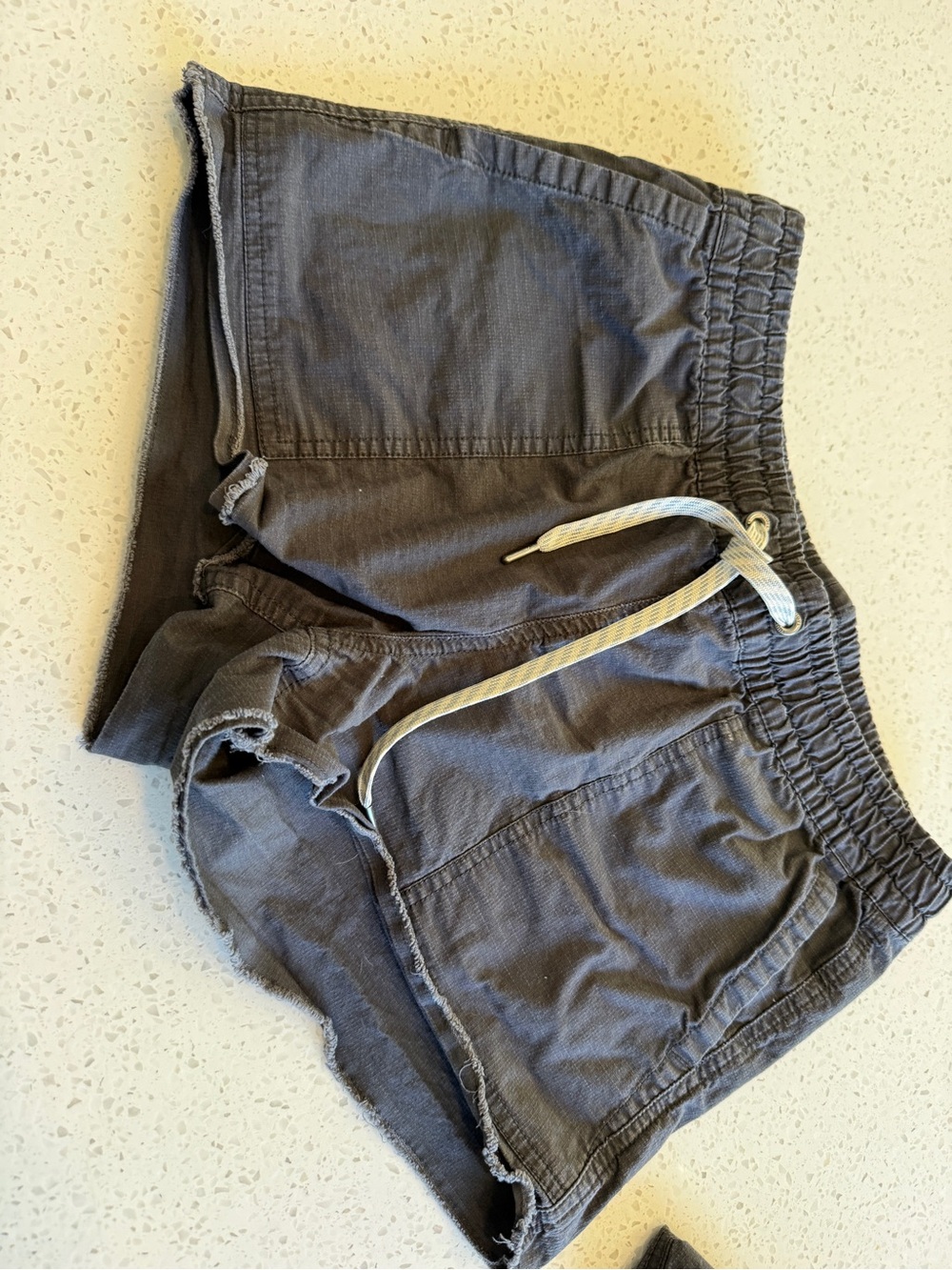 Vuori rip stop short 2.5 inch inseam, drawstring canvas style shorts size small